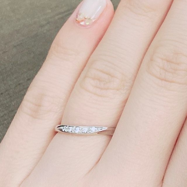 【ラザール ダイヤモンド(LAZARE DIAMOND)の口コミ】 指が長く見えるウェーブタイプで、婚約指輪を購入しない為ダイヤ付きの少…