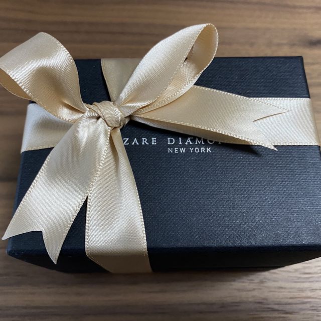 【ラザール ダイヤモンド(LAZARE DIAMOND)の口コミ】 指が長く見えるウェーブタイプで、婚約指輪を購入しない為ダイヤ付きの少…