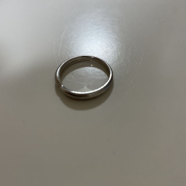【ティファニー(Tiffany & Co.)の口コミ】 シンプルでもデザイン性のある指輪を探していました。
一見普通のリングに…