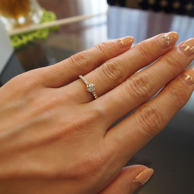 【ROYAL ASSCHER(ロイヤル・アッシャー)の口コミ】 決め手はダイヤの美しさと付け心地の良さです。
白くキラキラ光るさまは本…