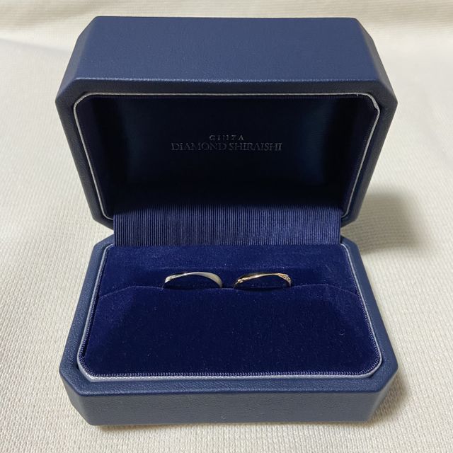【銀座ダイヤモンドシライシの口コミ】 形が今まで見てきたことない形だったこと。
指輪の太さが他のものと比べて…