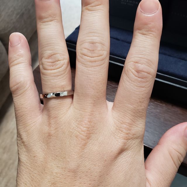 【ラザール ダイヤモンド(LAZARE DIAMOND)の口コミ】 彼女が実際に着けたときの印象、バランスが良かったです。ポピュラーな指…