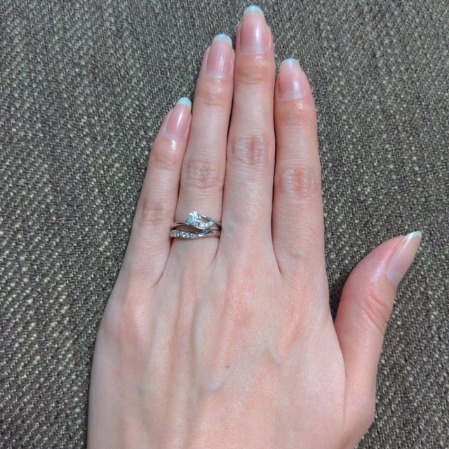 【ラザール ダイヤモンド(LAZARE DIAMOND)の口コミ】 婚約指輪は細見ですが、隙間があいてて幅感があるので存在感もあり、とて…