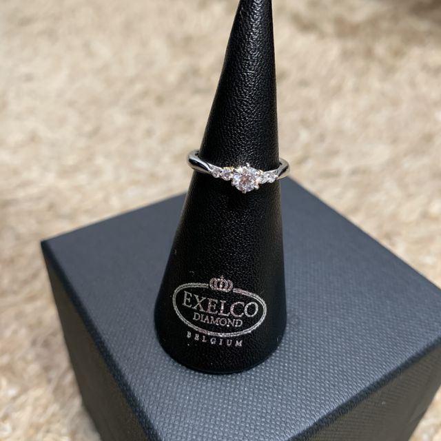 【エクセルコダイヤモンド(EXELCO DIAMOND)の口コミ】 指輪の決め手はデザインです。
メインのダイヤの周りに4つのダイヤが付い…