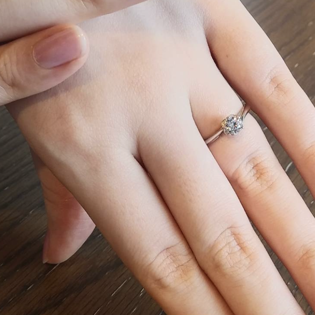 【銀座ダイヤモンドシライシの口コミ】 花をモチーフにしたデザインが珍しく、一目惚れしました。婚約期間後も長…