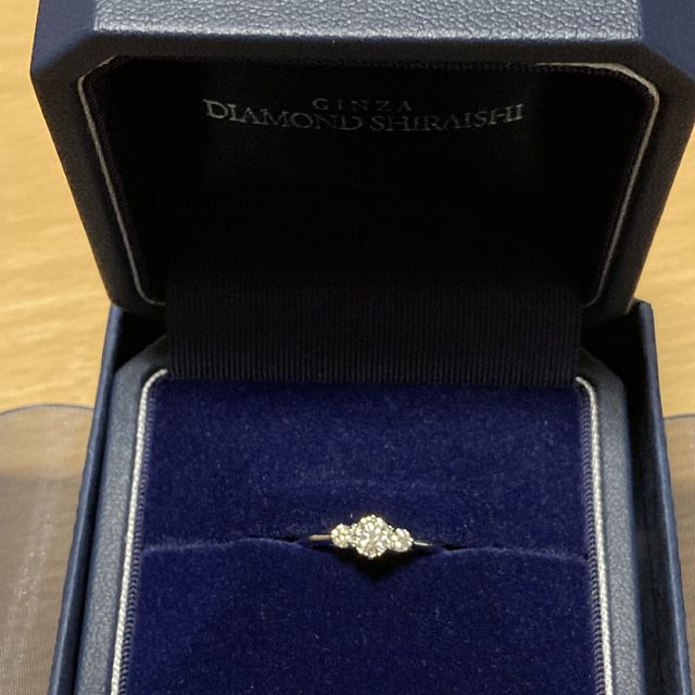 【銀座ダイヤモンドシライシの口コミ】 中央に向かって細くなるリング部分やダイヤを3つ配置するデザインが相手の…