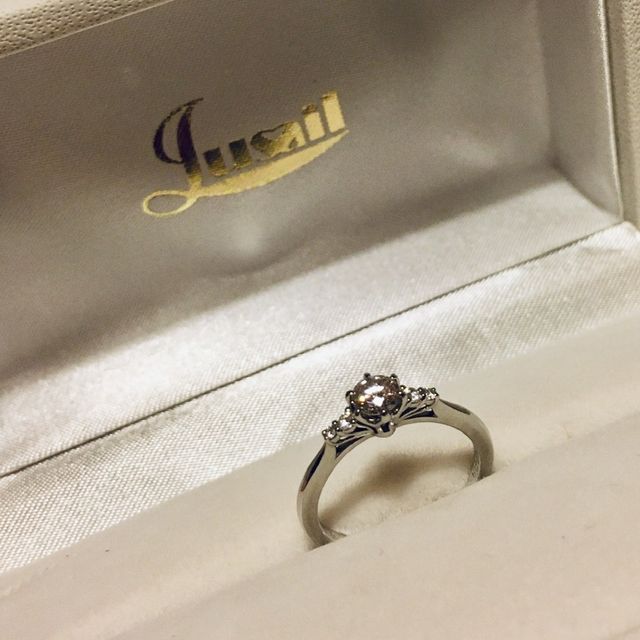 【Jusail(ジュセール)の口コミ】 大きなセンターダイヤと両サイドのメレーダイヤ2石ずつの華やかなデザイン…