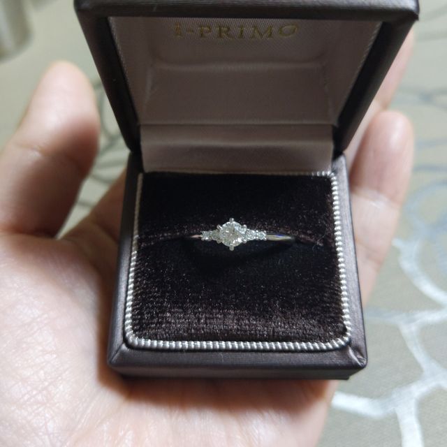 【アイプリモ(I-PRIMO)の口コミ】 ストレートタイプの指輪で、真ん中にメインのダイヤモンド横に小さいダイ…