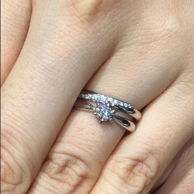 【ラザール ダイヤモンド(LAZARE DIAMOND)の口コミ】 ソリテールの、ダイヤモンドが主役のエンゲージリング。アームがセンター…