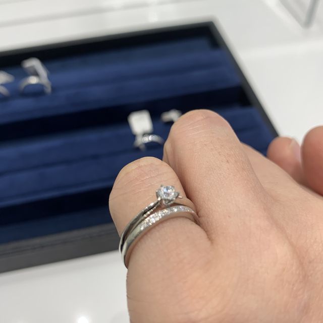 【4℃ BRIDAL(ヨンドシーブライダル)の口コミ】 細身で探していた中、欲しいデザインだったこと。
また、刻印や内側の石の…