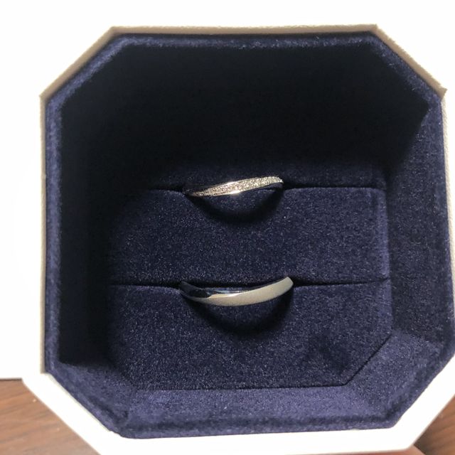 【4℃ BRIDAL(ヨンドシーブライダル)の口コミ】 基本的にはシンプルなデザインが希望でした。
長く着けていく上で飽きが無…