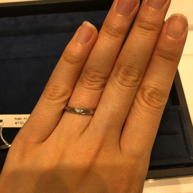 【4℃ BRIDAL(ヨンドシーブライダル)の口コミ】 シンプルなものを探していたので、色々試着させてもらいましたが、ストレ…