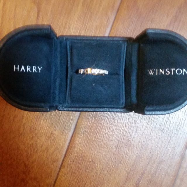 【ハリー・ウィンストン(Harry Winston)の口コミ】 丸いダイヤと四角いダイヤの組み合わせがとても綺麗です。天下のハリーウ…