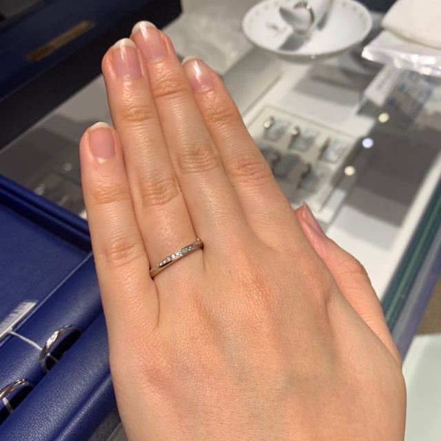 【銀座ダイヤモンドシライシの口コミ】 Starryは左上がりでダイヤモンドが並ぶデザインです。自分側から見たとき…