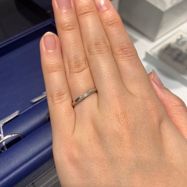 【銀座ダイヤモンドシライシの口コミ】 Starryは左上がりでダイヤモンドが並ぶデザインです。自分側から見たとき…