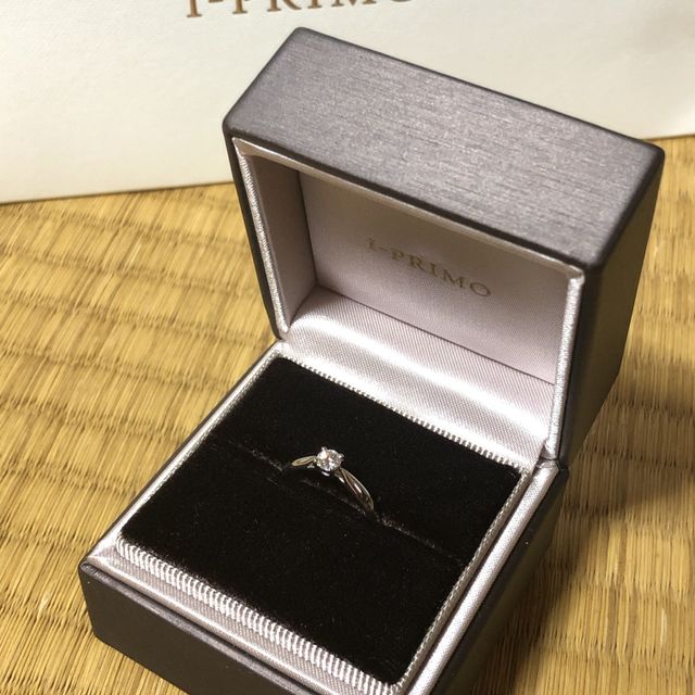 【アイプリモ(I-PRIMO)の口コミ】 ダイヤ高さがないデザインの婚約指輪を探していて、イメージ通りのデザイ…