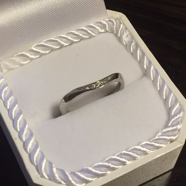 【4℃ BRIDAL(ヨンドシーブライダル)の口コミ】 婚約指輪も4℃で主人が購入したので、結婚指輪と重ね付けできるようなシン…