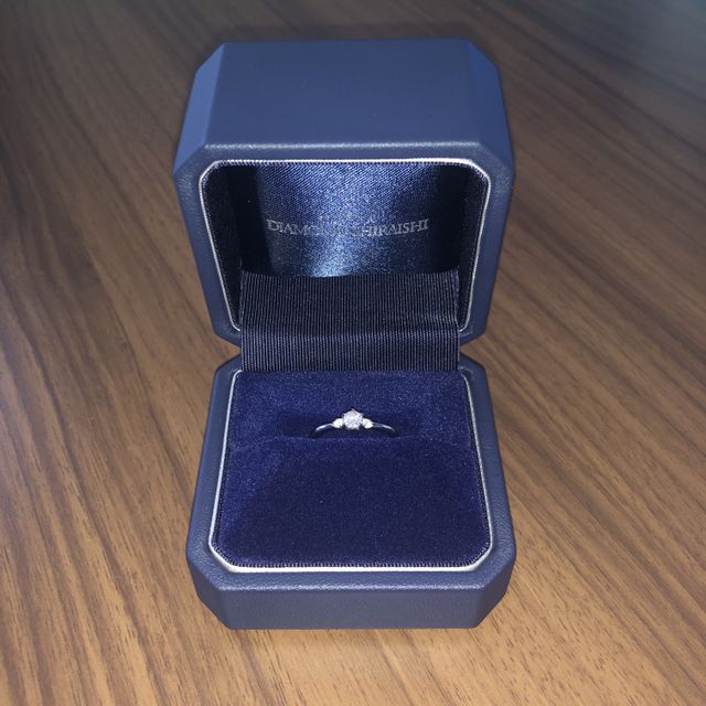 【銀座ダイヤモンドシライシの口コミ】 指が太いのがコンプレックスなのでS字デザインを考えていましたが、店員さ…