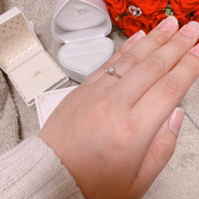 【俄(にわか)の口コミ】 シンプルかつVの字に曲線を描いているデザインのためダイヤモンドが栄えて…