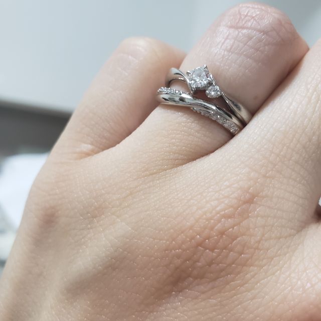 【4℃ BRIDAL(ヨンドシーブライダル)の口コミ】 彼からプレゼントされた婚約指輪が４℃だったことも理由のひとつです。(ど…