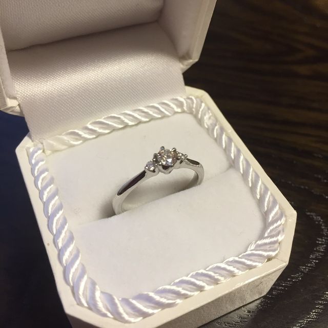【4℃ BRIDAL(ヨンドシーブライダル)の口コミ】 主人がプロポーズをするときにサプライズで用意してくれていました。
指輪…