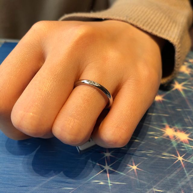 【銀座ダイヤモンドシライシの口コミ】 ダイヤモンドが3石入ったシンプルなデザインに魅かれて購入を決めました。…