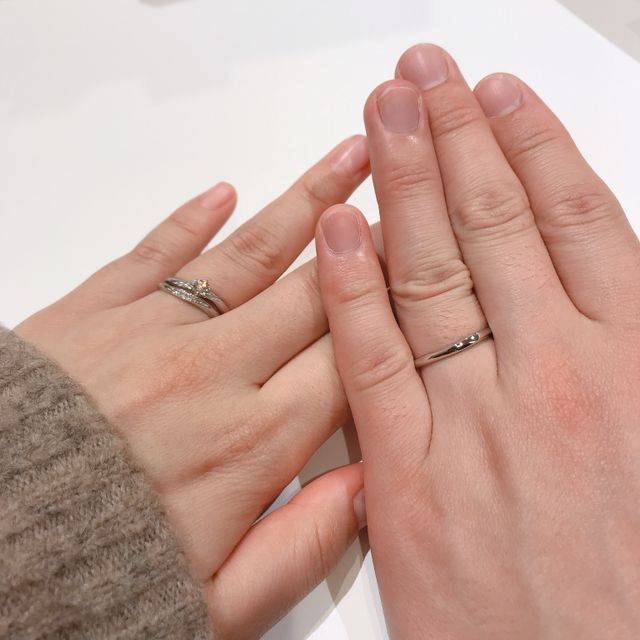 【ラザール ダイヤモンド(LAZARE DIAMOND)の口コミ】 装着時にダイヤモンドが綺麗に輝いて見えたところ。
当初は婚約指輪と結婚…