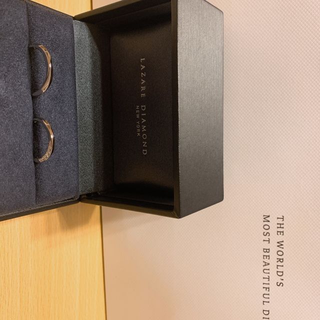 【ラザール ダイヤモンド(LAZARE DIAMOND)の口コミ】 レイチェルという指輪のデザインが気に入り購入しました。ぱっと見はシン…