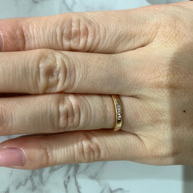 【銀座ダイヤモンドシライシの口コミ】 婚約指輪はいらなかったため、結婚指輪だけの購入でした。
色々な店舗を見…