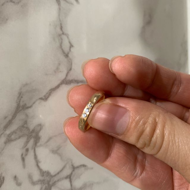 【銀座ダイヤモンドシライシの口コミ】 婚約指輪はいらなかったため、結婚指輪だけの購入でした。
色々な店舗を見…