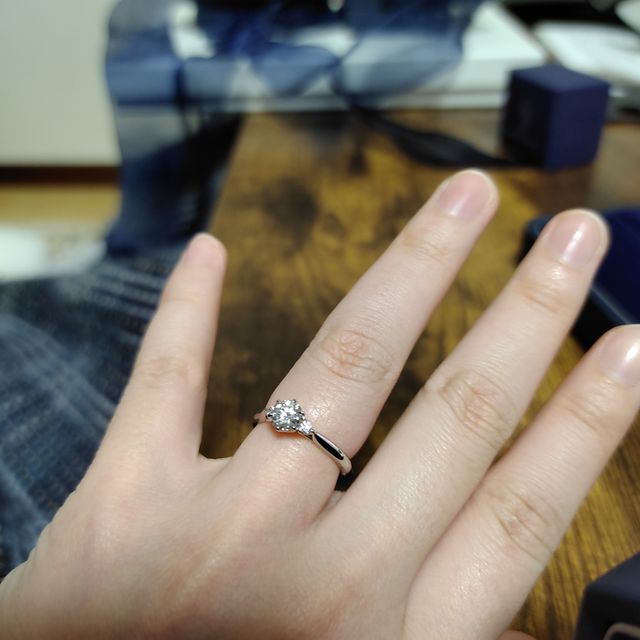 【銀座ダイヤモンドシライシの口コミ】 デザイン、価格、接客全てが満足でき、ここで買おうと決めました。事前の…