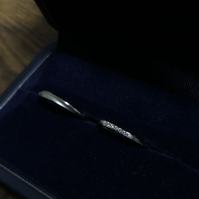 【銀座ダイヤモンドシライシの口コミ】 指輪自体はストレートのタイプですが、小さなダイヤモンドがウェーブの形…