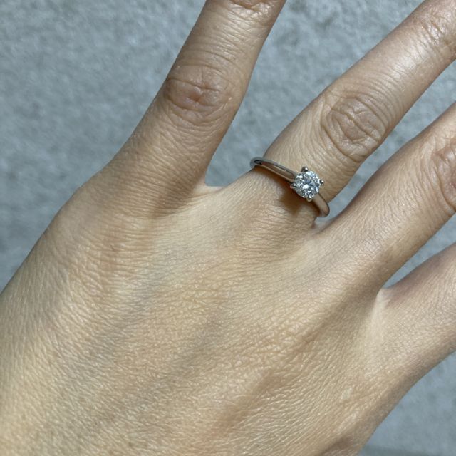 【カルティエ(Cartier)の口コミ】 婚約指輪と言えば一粒ダイヤの台がある王道なものがいいなと思い購入。決…