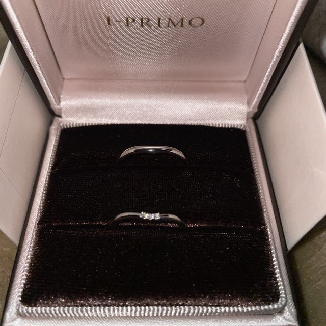 【アイプリモ(I-PRIMO)の口コミ】 彼女好みの緩やかなVラインデザインで派手すぎないダイヤモンドが埋め込ま…