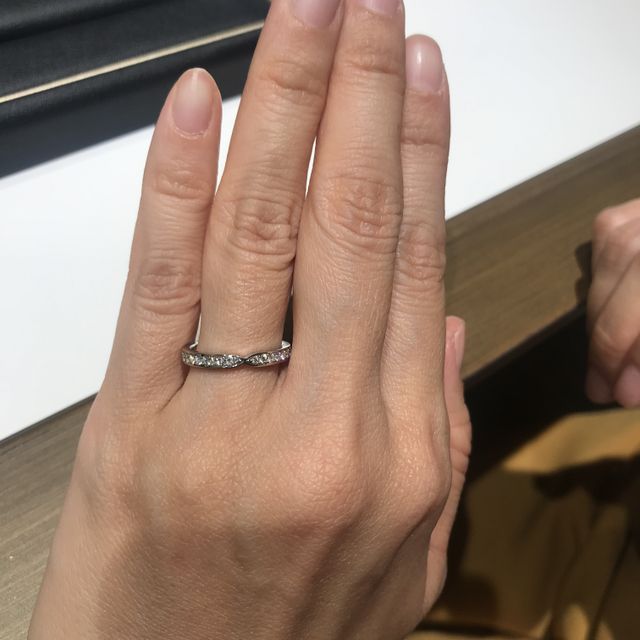 【ラザール ダイヤモンド(LAZARE DIAMOND)の口コミ】 ダイヤモンドの質、輝きがとても綺麗でした。
リングに厚みがあり、高級感…