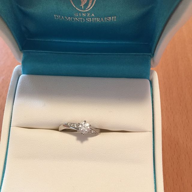 【銀座ダイヤモンドシライシの口コミ】 花言葉に「純潔」の意味を持つ、結婚の聖花とされるユリの花がモチーフと…