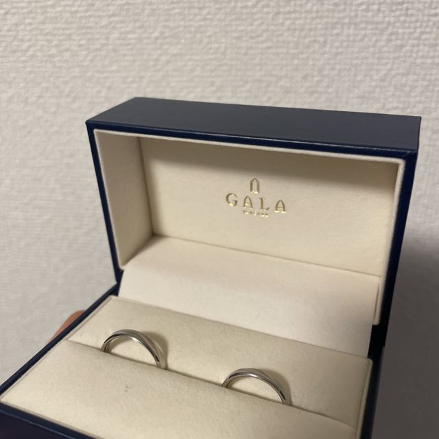 【GALA JEWELRY(ガラジュエリー)の口コミ】 シンプルなデザインで探していました。角度によって見え方が違って他では…