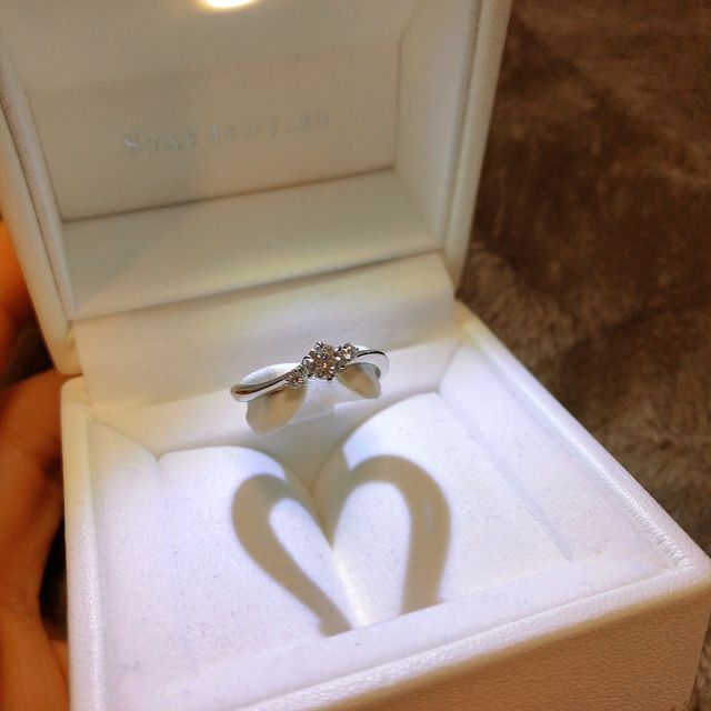 【STAR JEWELRY(スタージュエリー)の口コミ】 細身でシンプルかつダイヤモンドが目立つデザインが可愛かったので購入を…