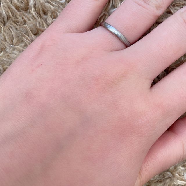 【俄(にわか)の口コミ】 シンプルながらもよく見ると木目模様となっていて、マットな質感が温かみ…