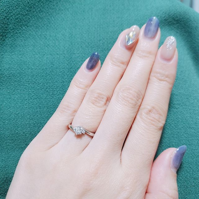 【ジュエリーツツミ(JEWELRY TSUTSUMI)の口コミ】 大きいダイヤのサイドに小さいダイヤが並んでいてボリューム感もいいなと…