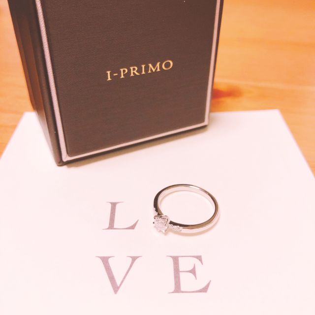 【アイプリモ(I-PRIMO)の口コミ】 指輪のデザインはちょうど真ん中にダイヤモンドが見えるタイプです。リン…