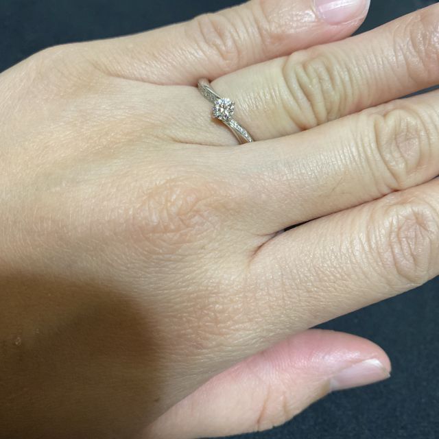 【4℃ BRIDAL(ヨンドシーブライダル)の口コミ】 4°Cにしかないリング全体にウェーブがかかった形なのがこの指輪を選ん…