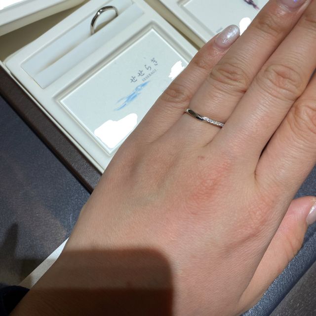 【俄(にわか)の口コミ】 ラインのようにダイヤモンドの入った指輪です。
ダイヤモンドの付いている…