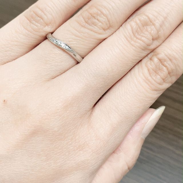 【銀座ダイヤモンドシライシの口コミ】 細めでウェーブのデザインのものを探していて
ずっと身につけていたいので…