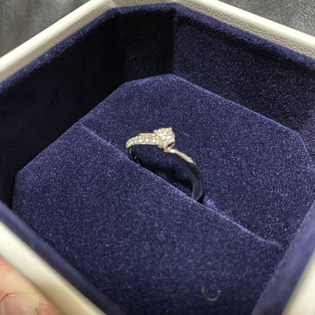 【4℃ BRIDAL(ヨンドシーブライダル)の口コミ】 この指輪は、0.197カラットのダイヤモンドを使用しました。カットはハート…