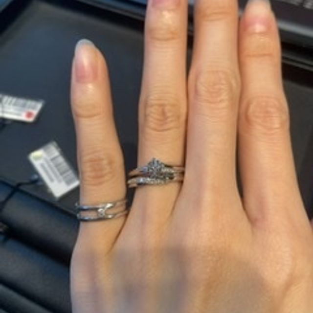 【エクセルコダイヤモンド(EXELCO DIAMOND)の口コミ】 キラキラしたエンゲージリングの中でも、派手すぎず普段使いしやすいデザ…