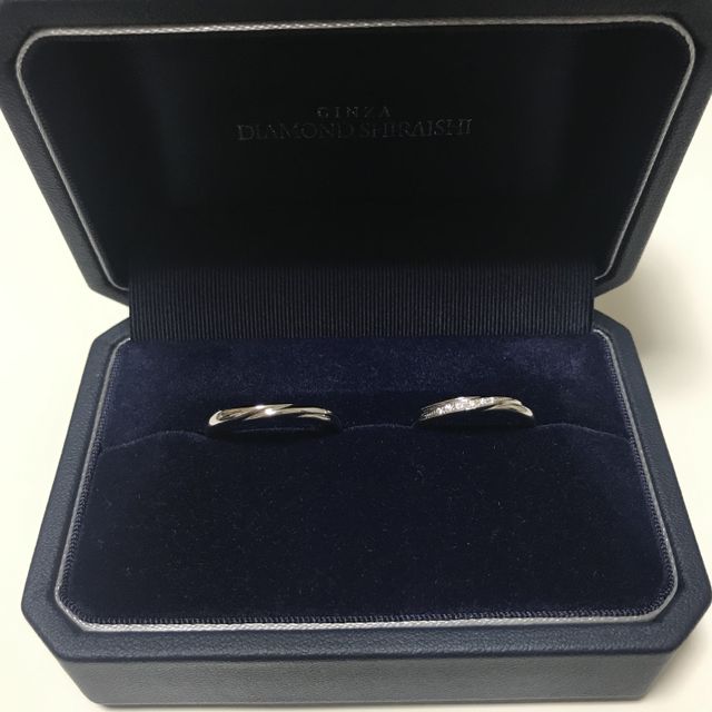 【銀座ダイヤモンドシライシの口コミ】 ペアでねじりのデザインが入ったデザインです。
彼の指が細く、男性用のリ…