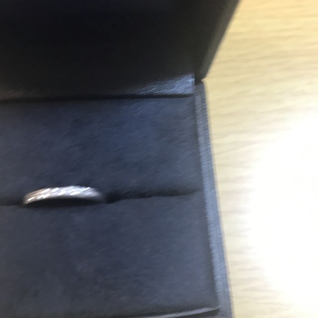 【ラザール ダイヤモンド(LAZARE DIAMOND)の口コミ】 ・デザインは斜めにダイヤが入っているタイプ
・婚約指輪を着けられなくな…