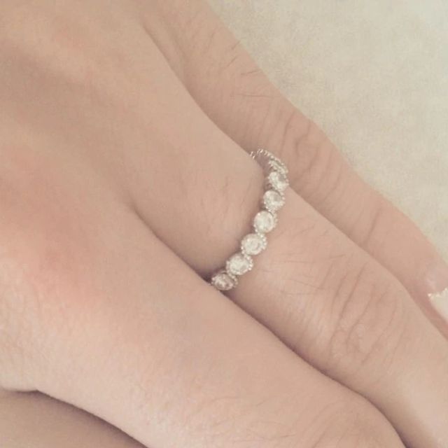 【ギンザタナカブライダル(GINZA TANAKA BRIDAL)の口コミ】 キラキラとしたメレダイヤが目立つデザインのハーフエタニティリングです…