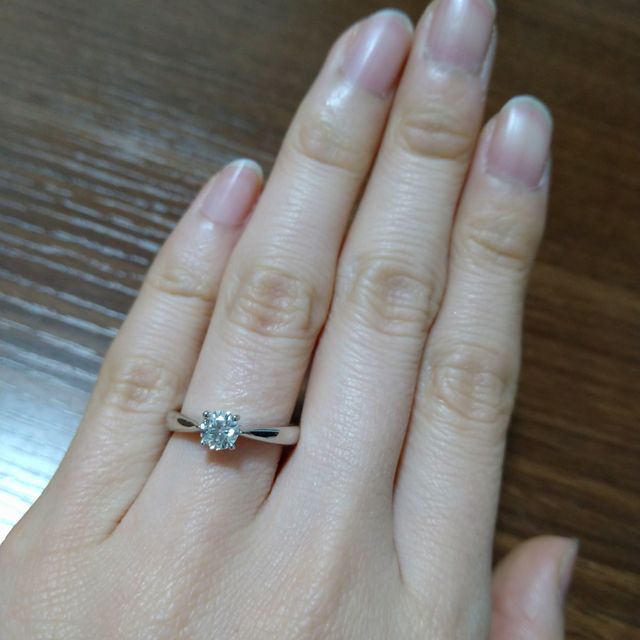 【COEUR D'OR(クゥドール)の口コミ】 ダイヤが4点留めでシンプルな物が好みで、店員さんが数種類を選んで試着さ…